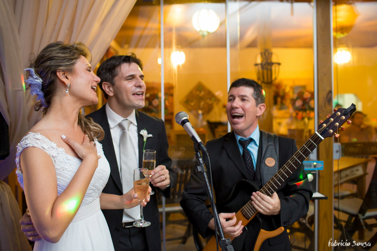 noivos cantando juntos na festa