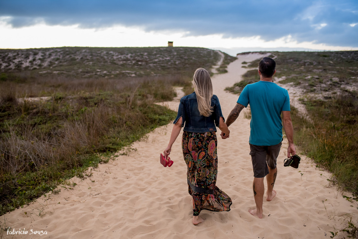 casal descalço a caminho da praia do Campeche - Pico da Cruz