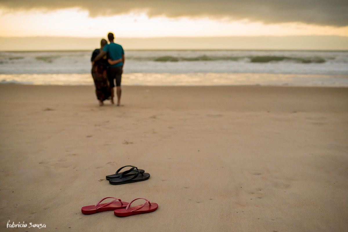 descalços na praia no ensaio pre-wedding ao nascer do sol
