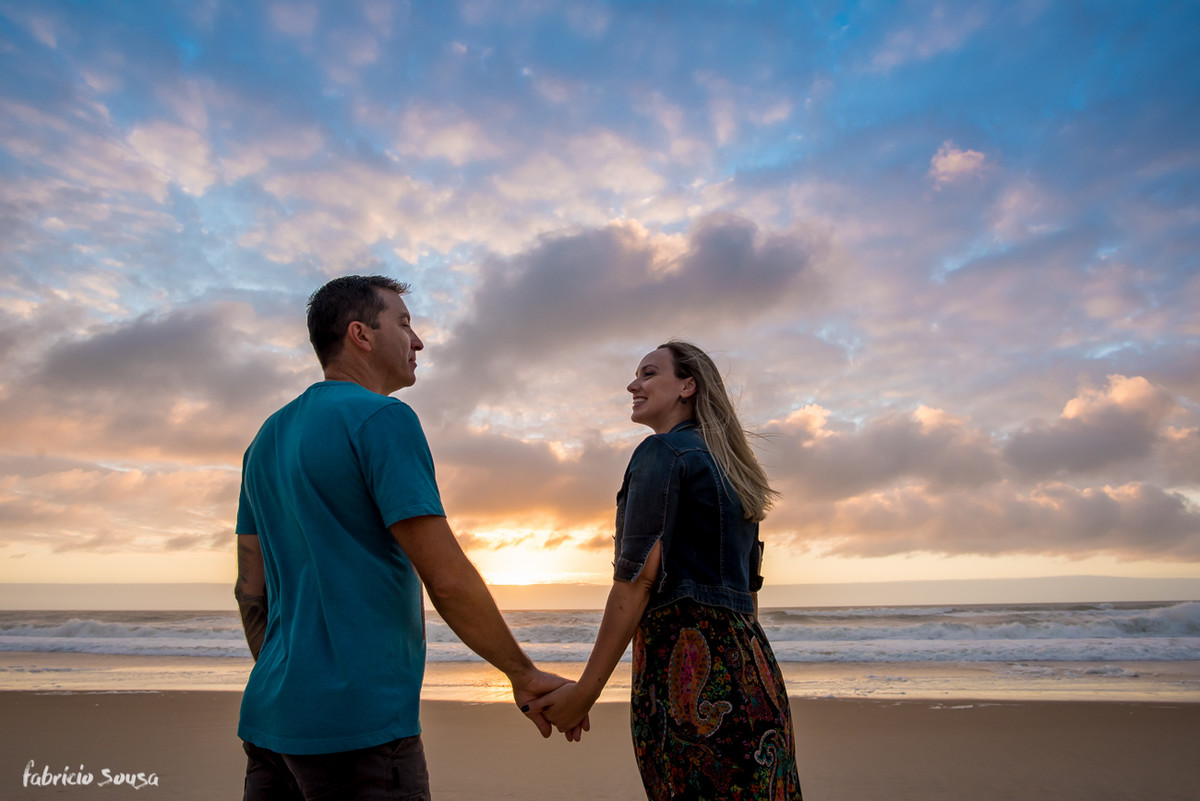 noivos de mãos dadas no ensaio pre-casamento na praia do Campeche
