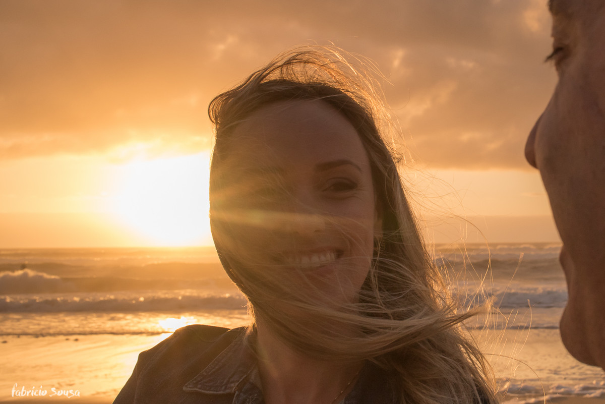 noiva sorridente em contraluz ao sol