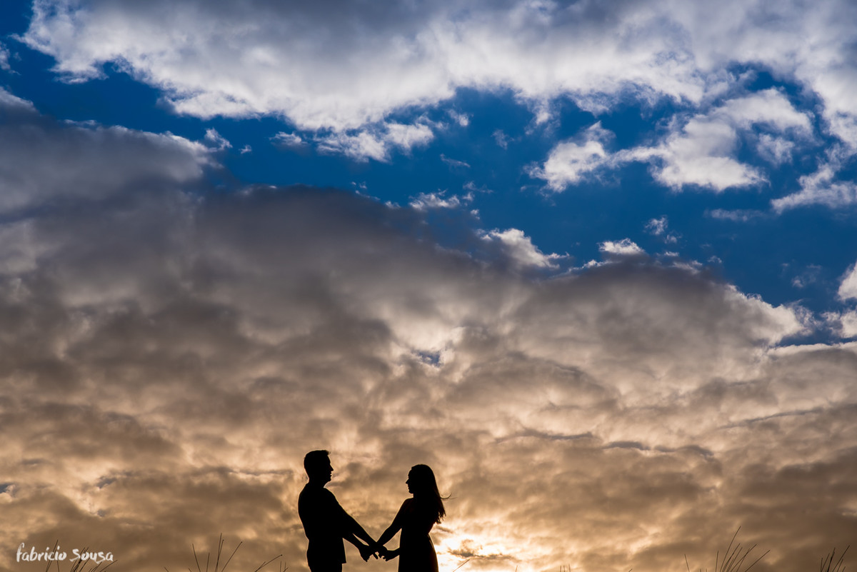 silhueta do casal de mãos dadas em belo nascer do sol com céu colorido