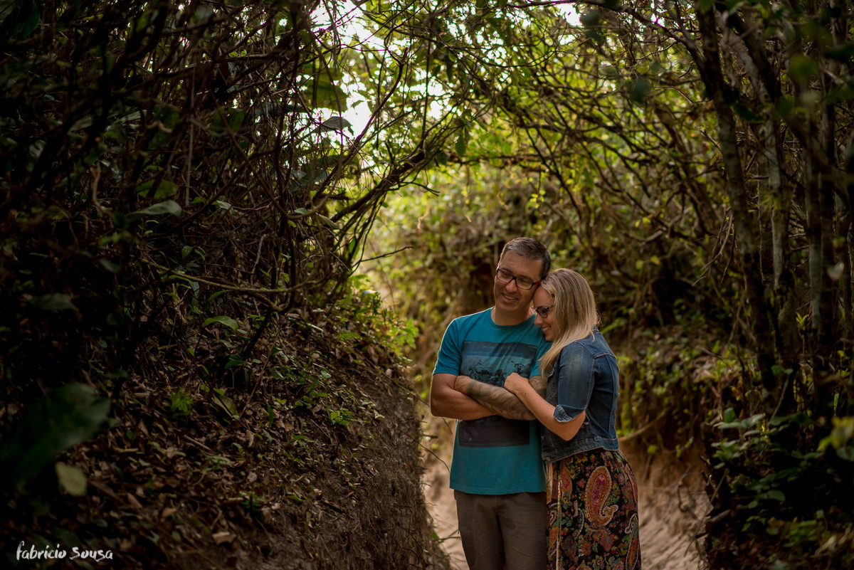 aconchego do casal na trilha que leva à praia
