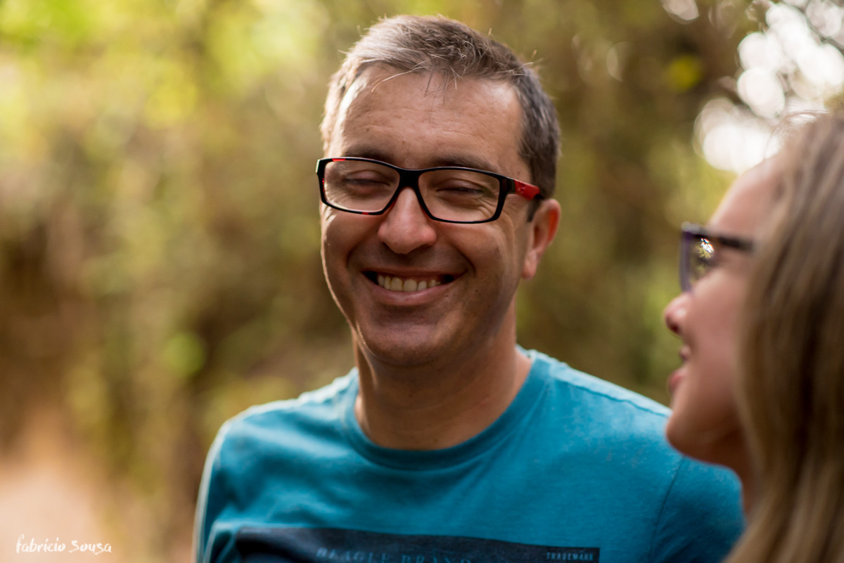 noivo sorrindo tímido de óculos