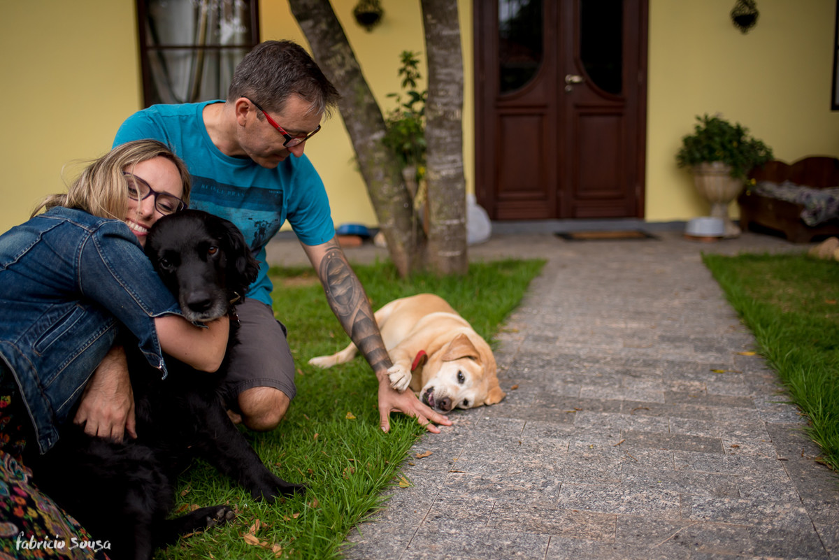 família completa - casal e seus 3 cães no pátio da residência