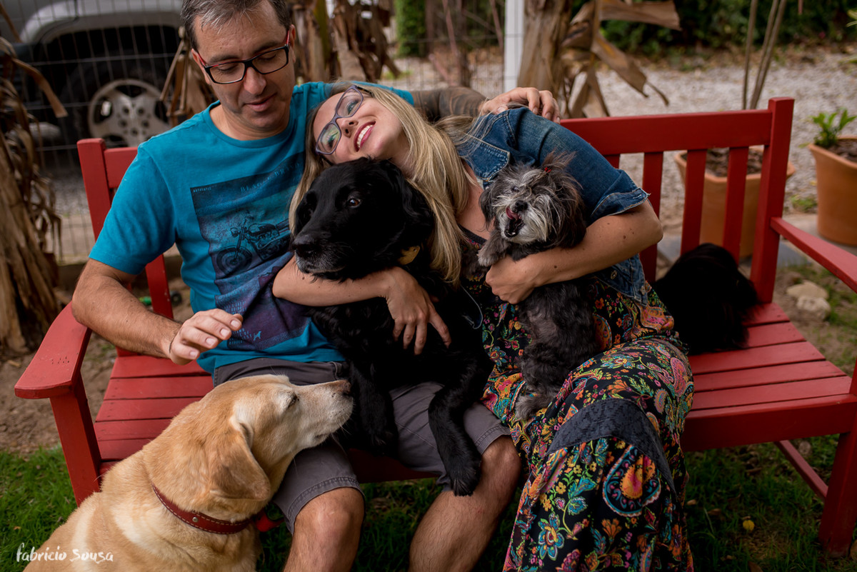 chamego com a cachorrada no banco do pátio