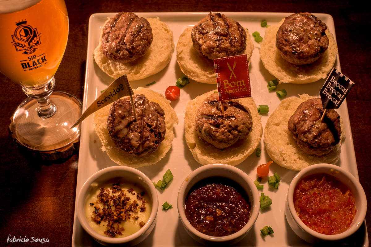 os mini-hamburguers acompanhados da cerveja artesanal produzida na casa