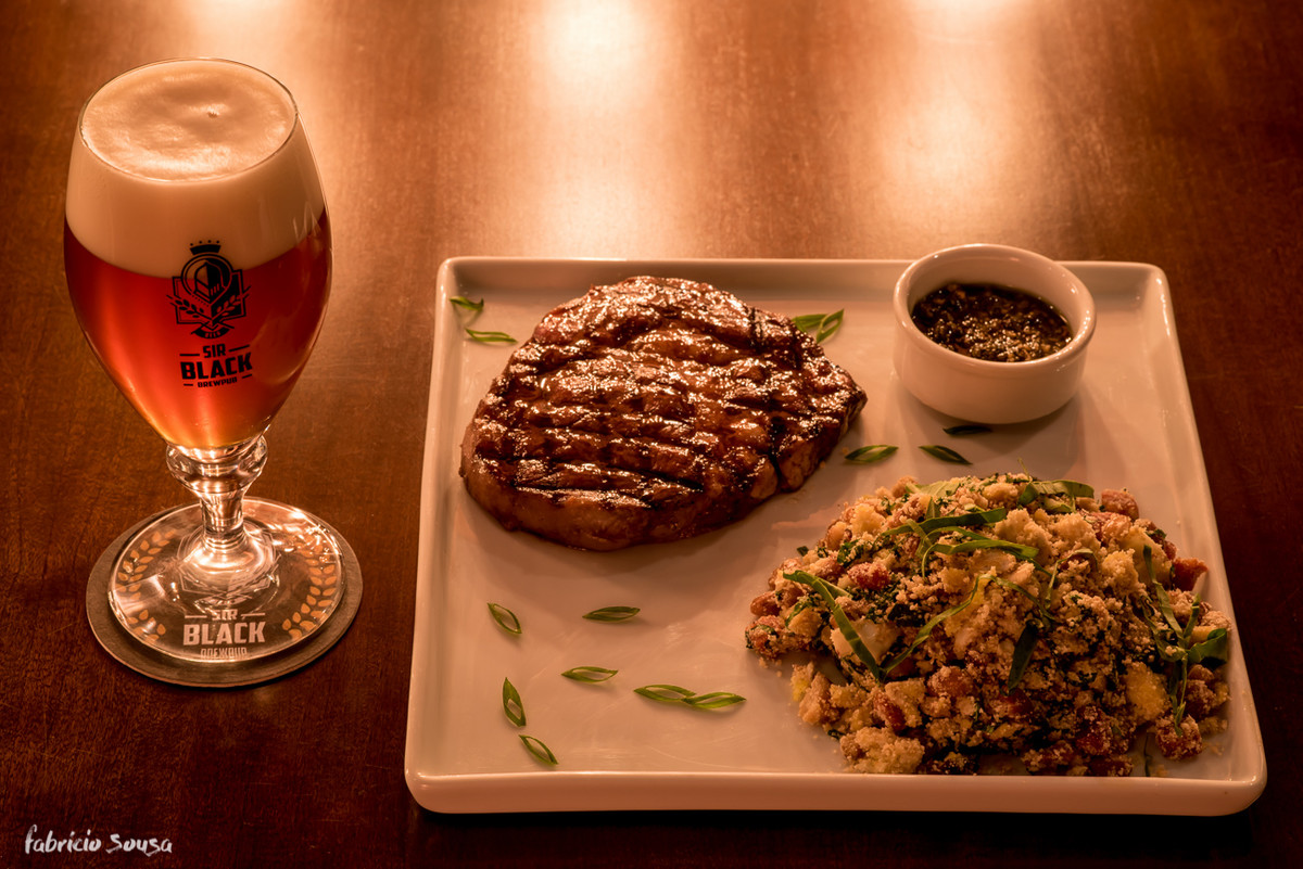 a cerveja viena produzida na micro-cervejaria acompanha a carne