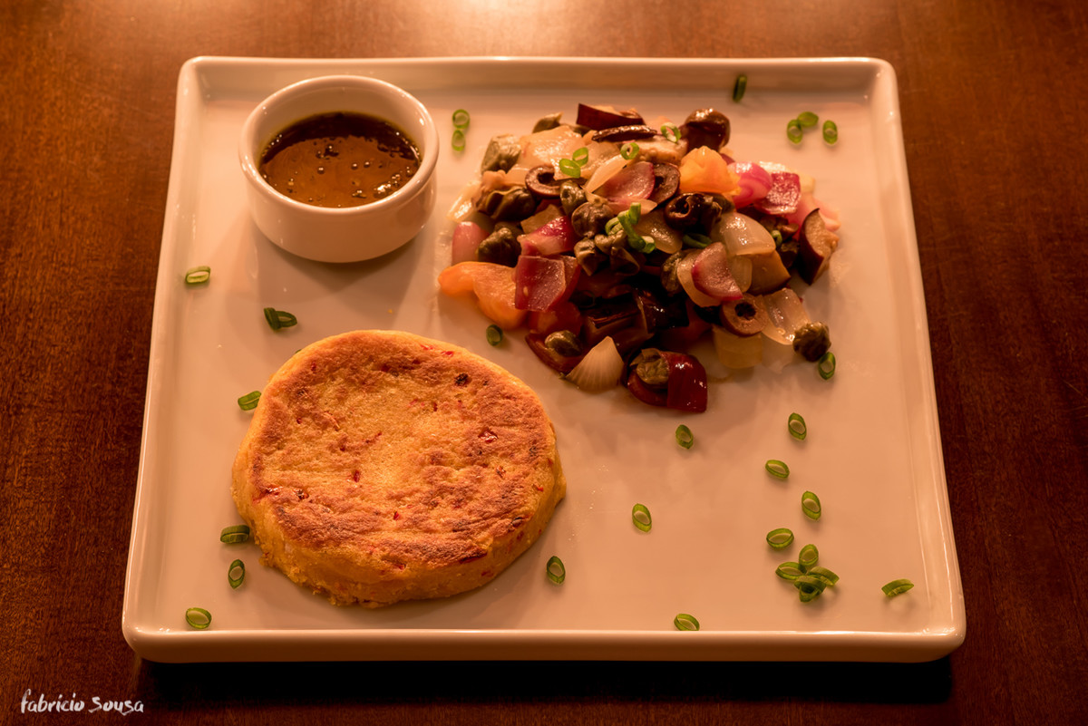 hamburguer de grão de bico acompanhado com caponata é uma das opções vegetarianas / veganas da cozinha do bar