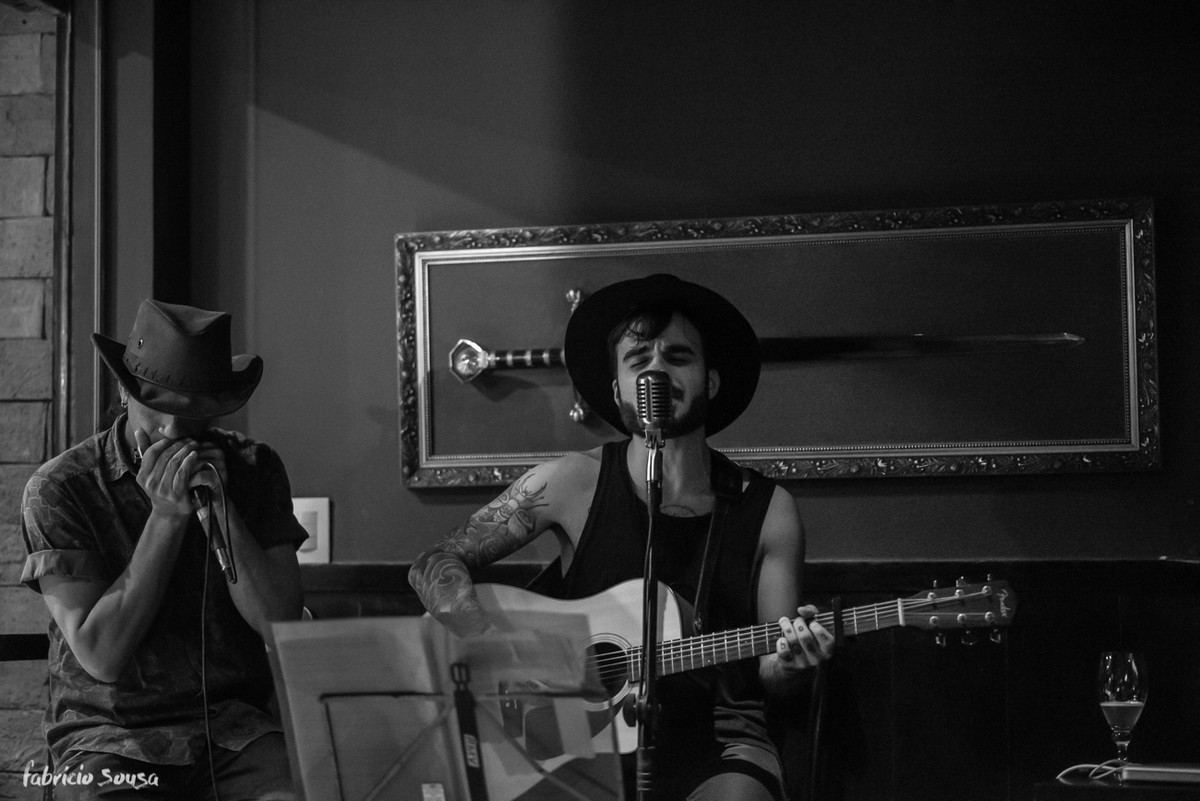 Renan Chady tocando blues e folk na noite paraense dentro do pub medieval