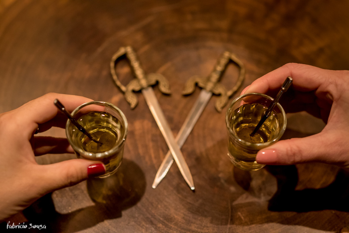 infusões de cachaça e vodka com jambu próprios do pub