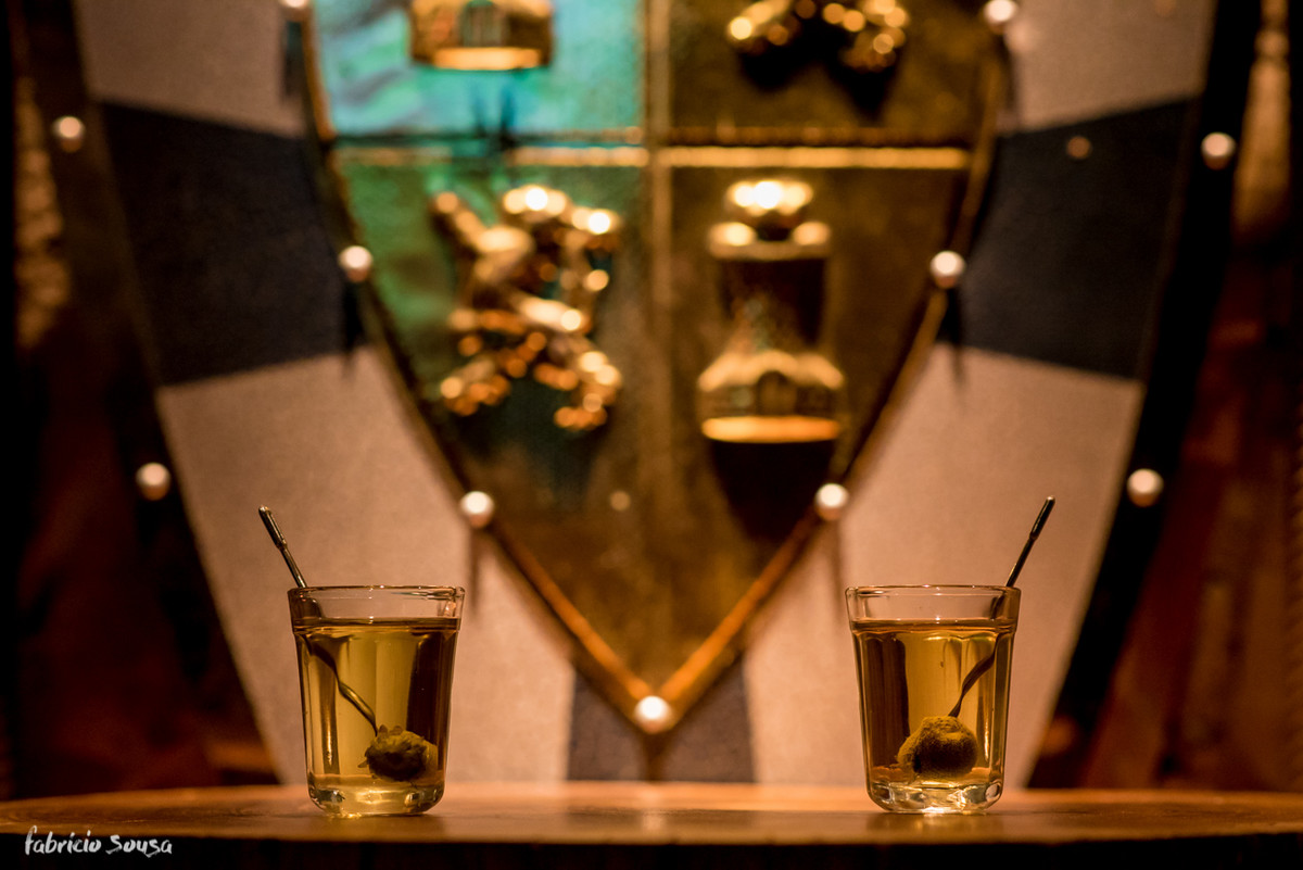infusão de jambu na cachaça com escudo medieval de fundo