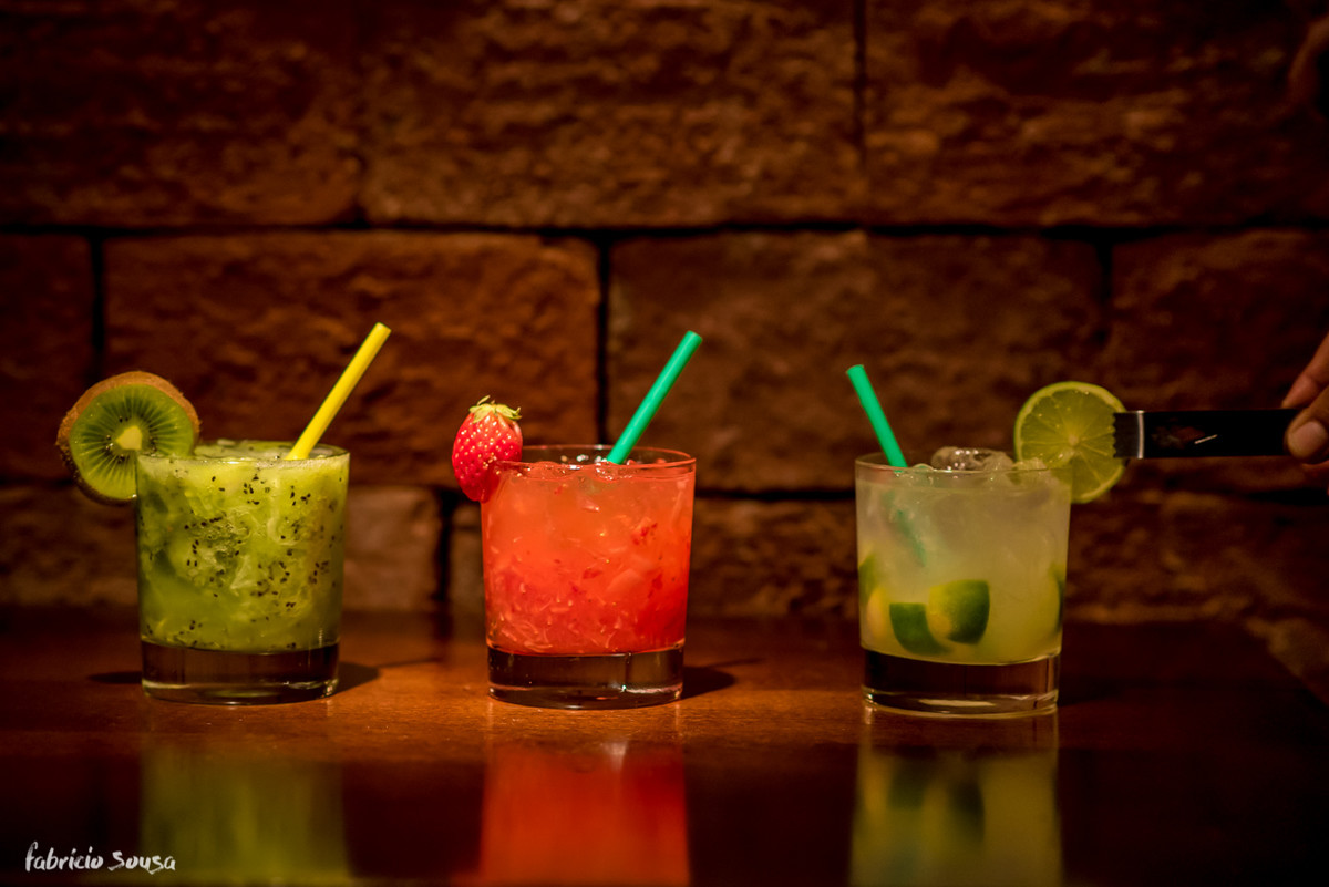 caipirinhas de kiwi, morango e limão feitas no sir black brewpub