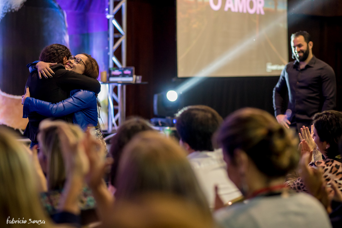abraço de mãe e filha no palco do evento Cronos Live