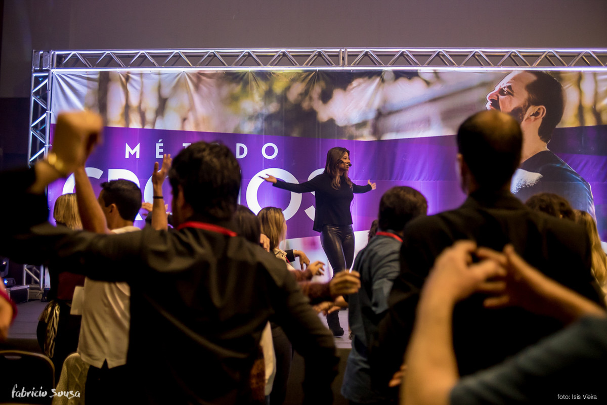 Karina Peloi nutricionista dando ótimas dicas no palco do evento Cronos Live