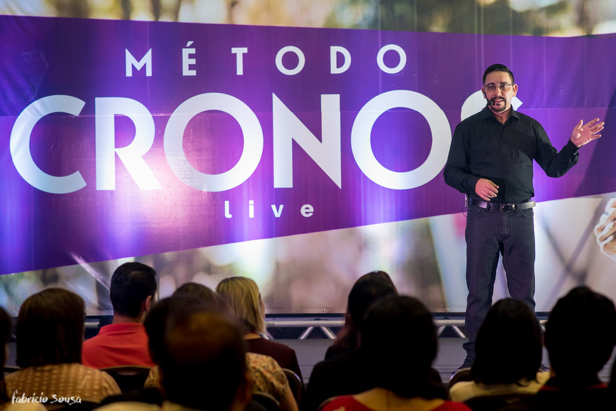 o coach Átila Real no palco do Cronos Live no Majestic Palace Hotel
