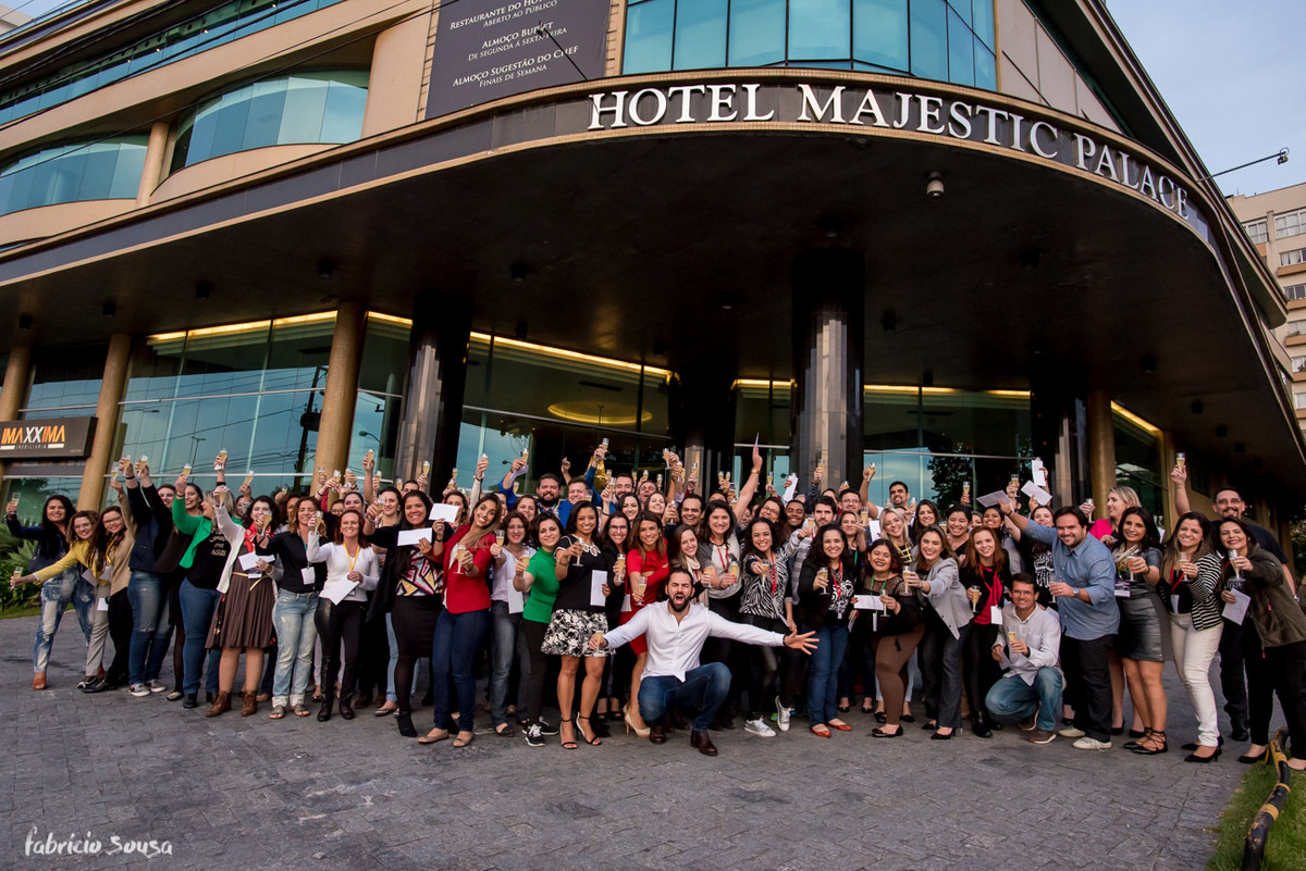 a galera toda reunida no fechamento do evento do Método Cronos Live em frente ao Majestic
