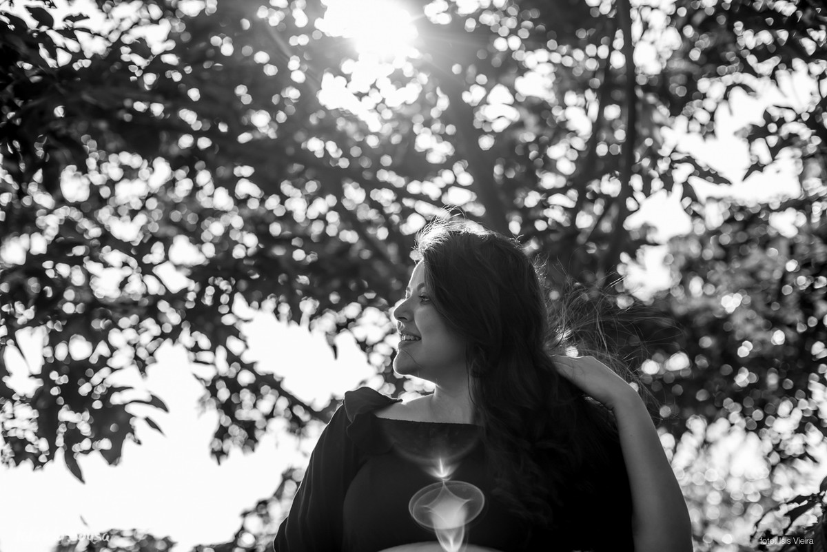 retrato preto e branco com bastante flare da grávida Laís