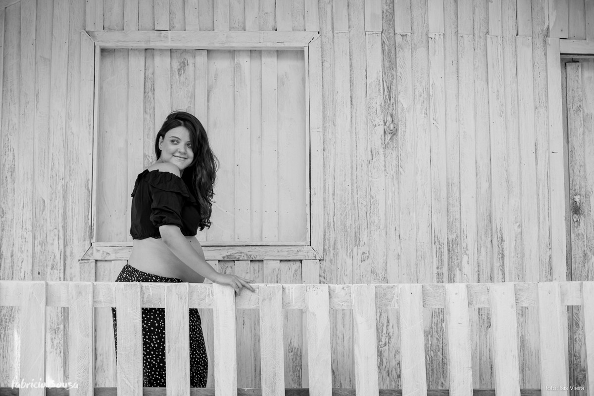 retrato preto e branco da gestante sorridente
