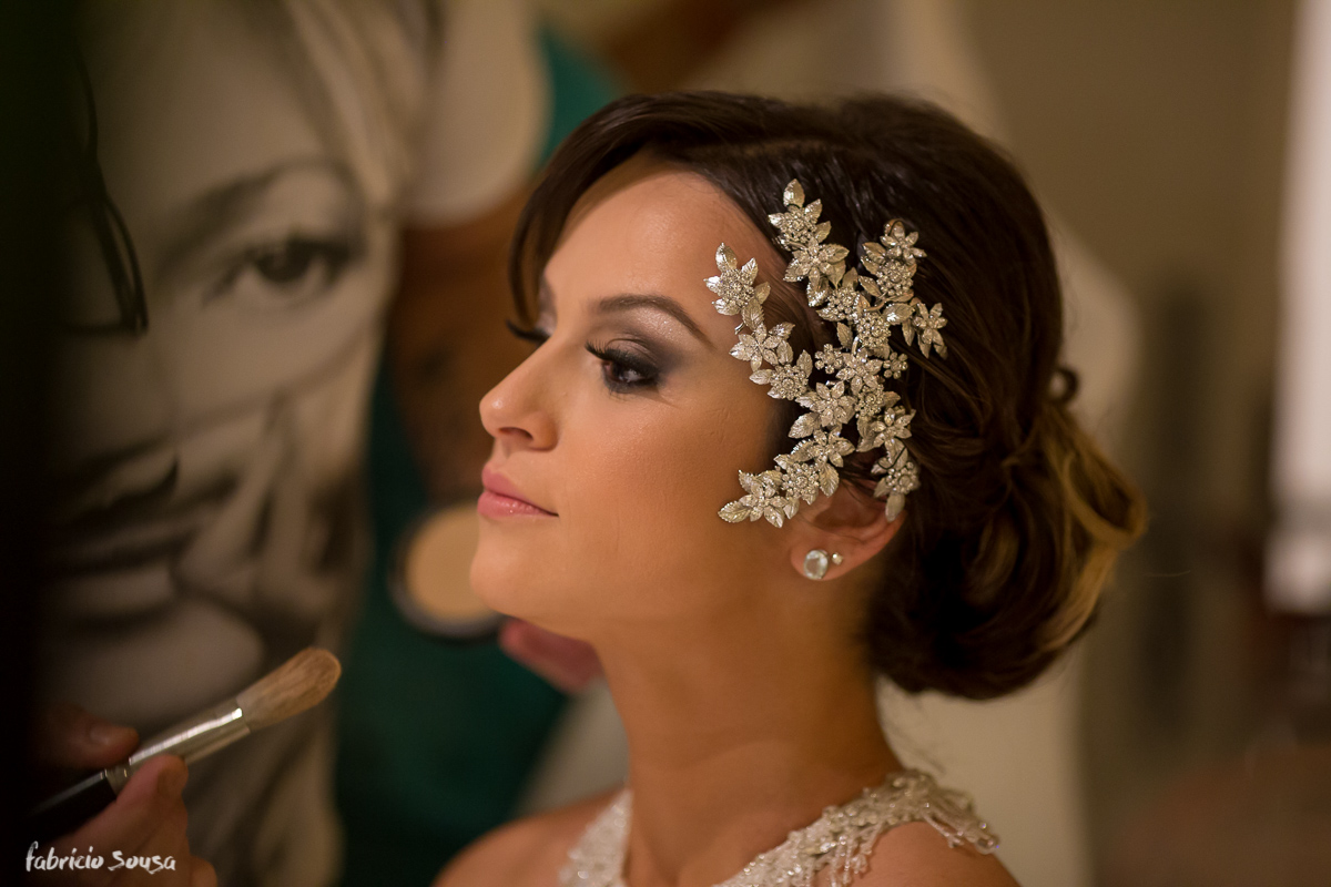 a bela Alice Matos sendo maquiada por Adriano Hargan no dia do seu casamento