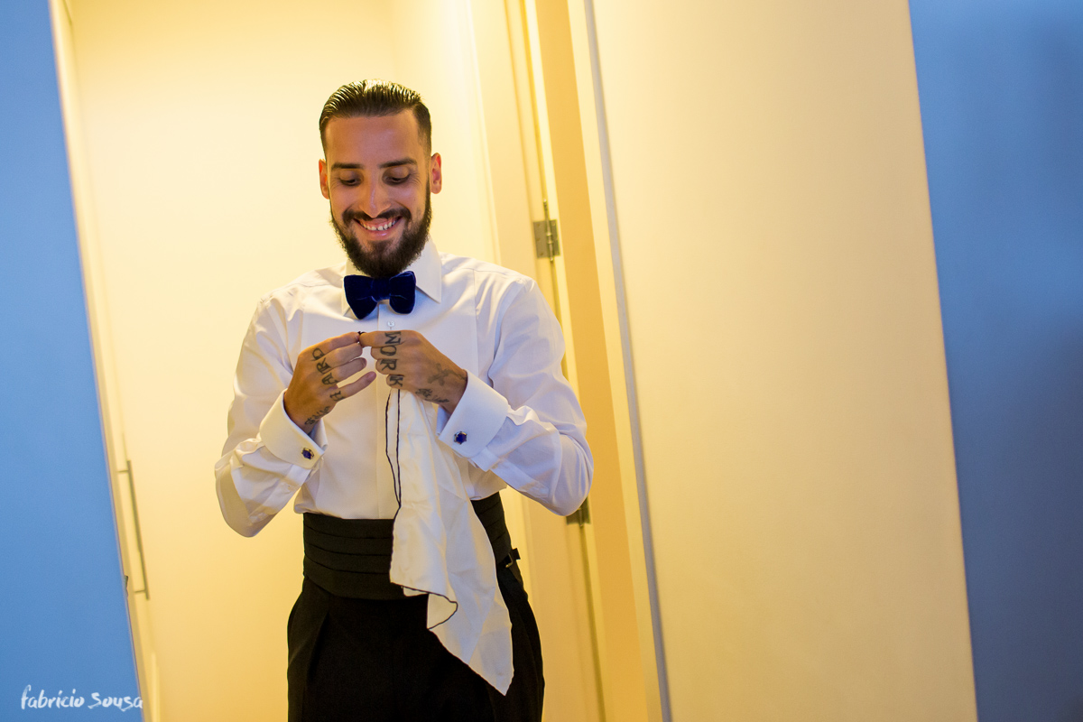 noivo tatuado sorrindo no seu making of