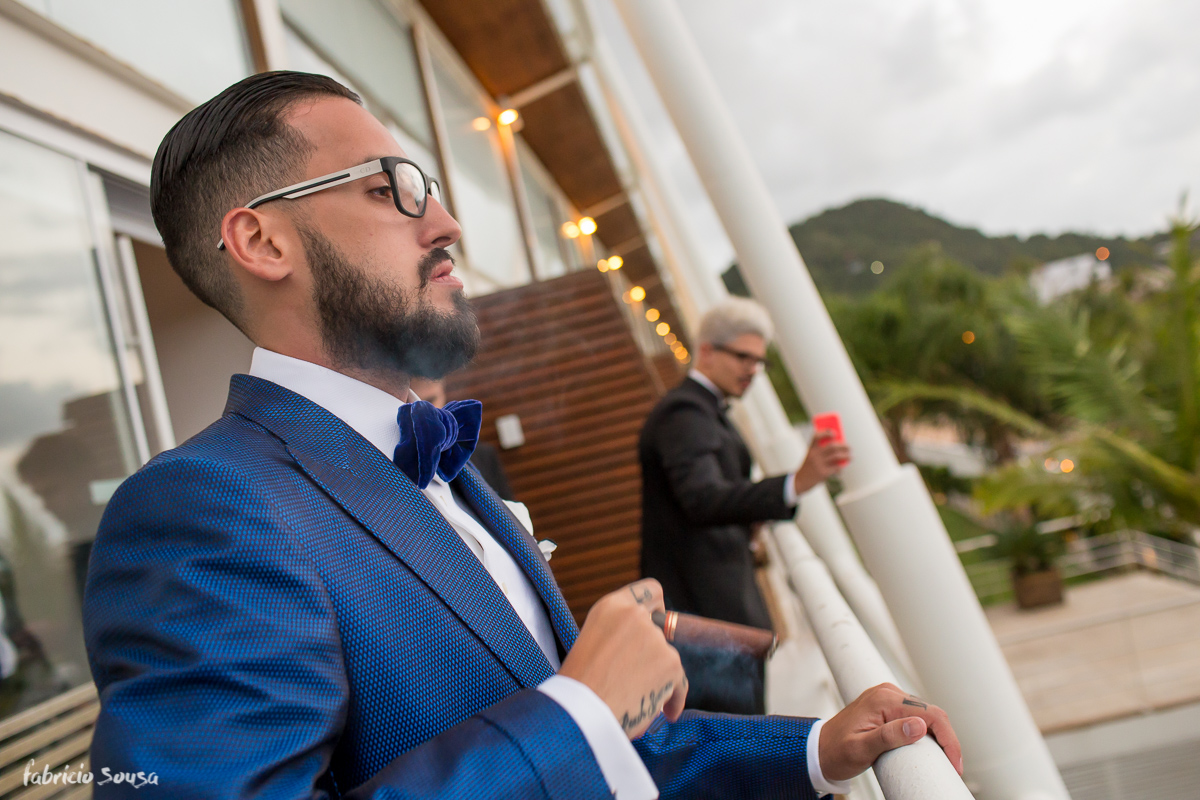 noivo fumando seu charuto cubano na sacada do hotel Parador do Estaleiro na praia em Balneário Camboriu