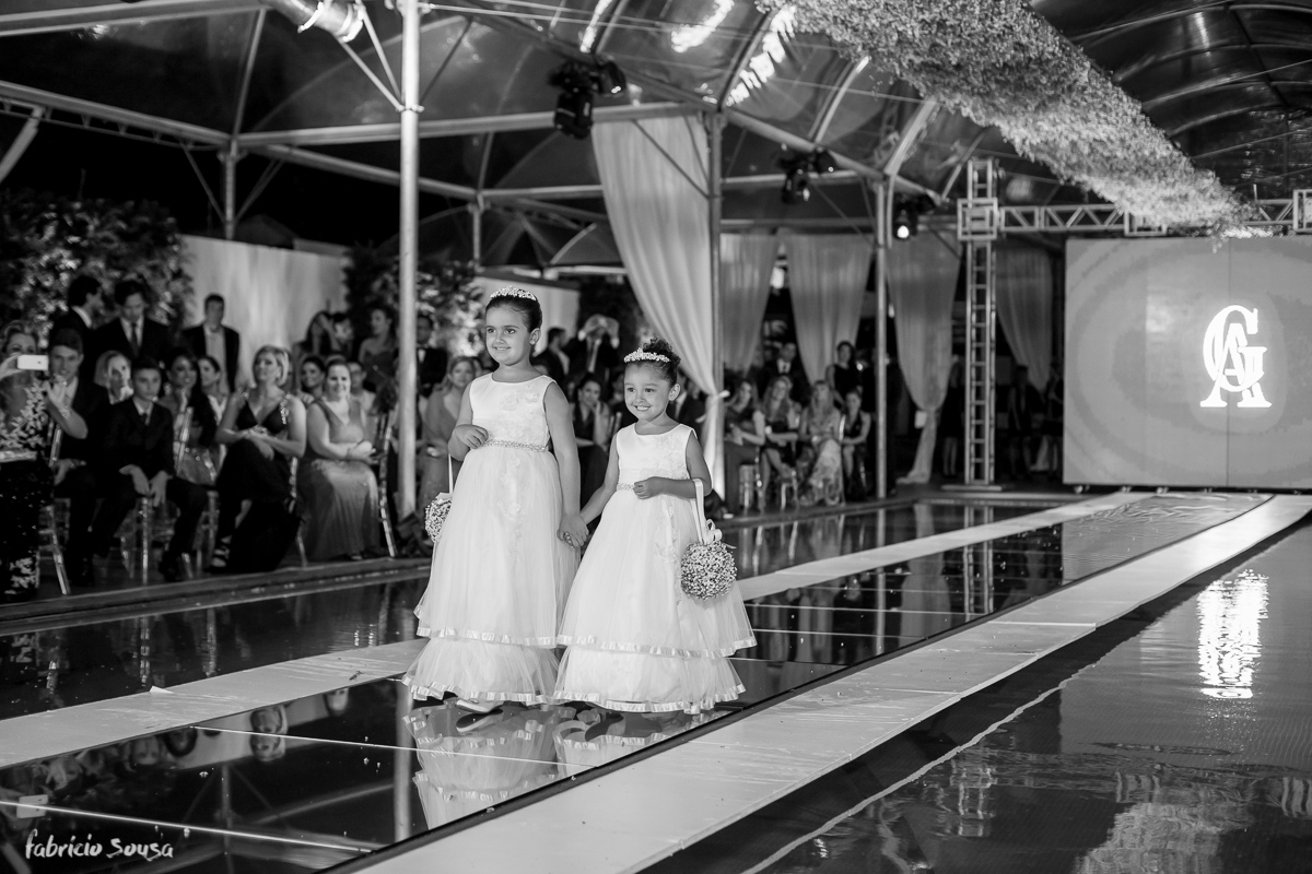 daminhas lindas levam as alianças para o casal