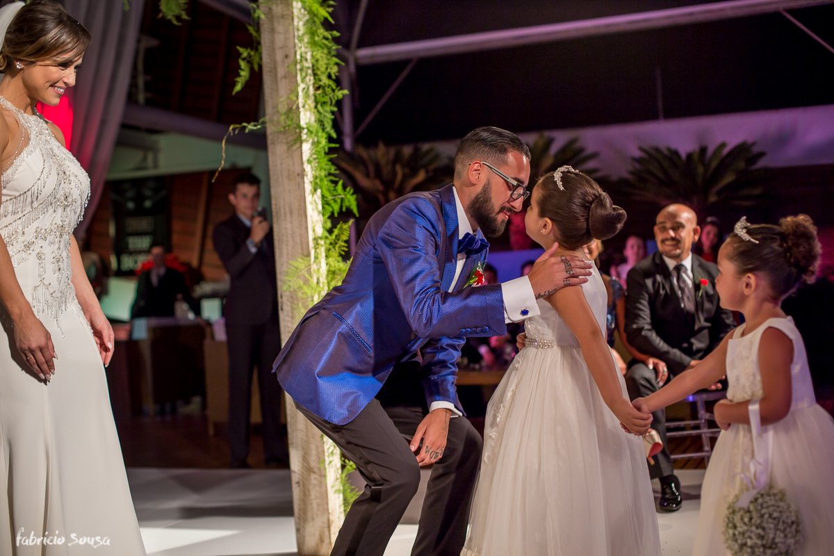 noivo recebe as daminhas com beijo