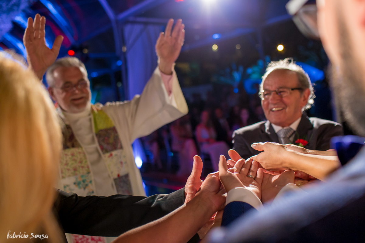 pais felizes na celebração do casamento dos filhos
