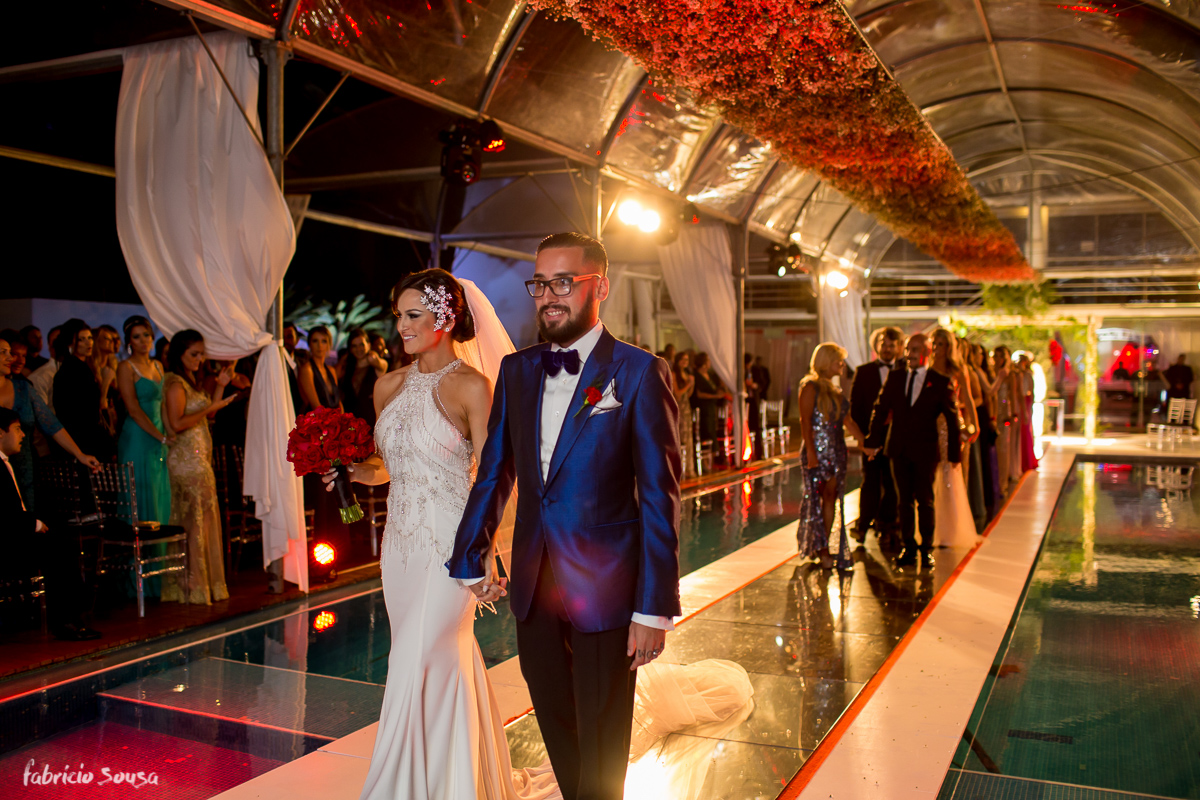 noivos recem-casados na saída da cerimônia