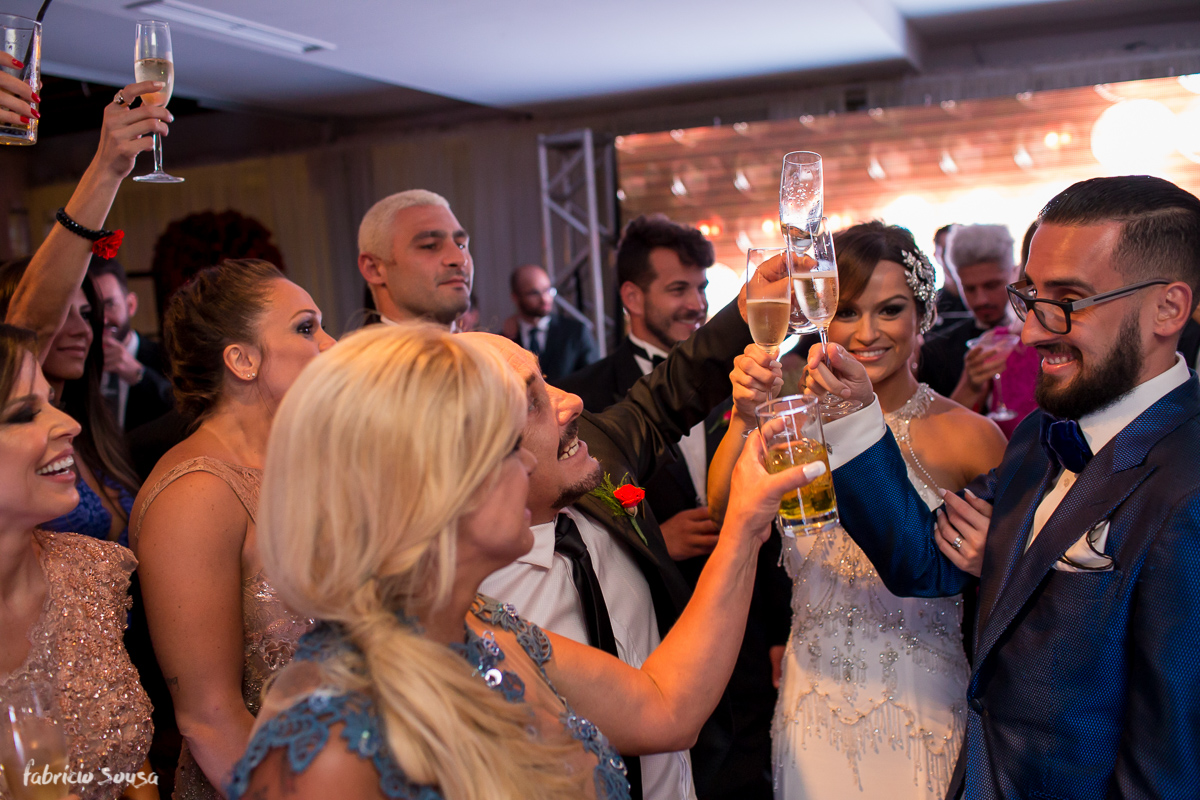 o brinde do casal com os pais na festa