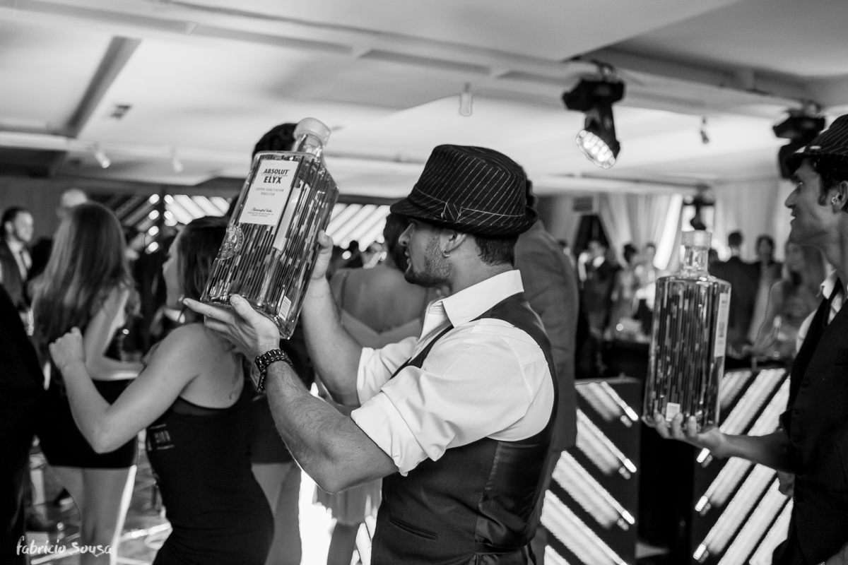 bebida entrando na balada forte no casamento e Alice Matos e Giulliano Puga