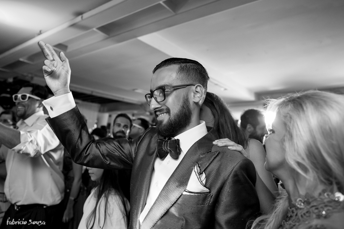 noivo Giulliano dançando na sua festa de casamento