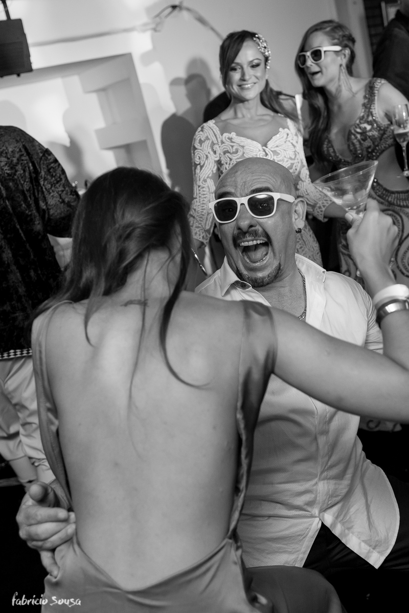 pai do noivo descendo até o chão na festa