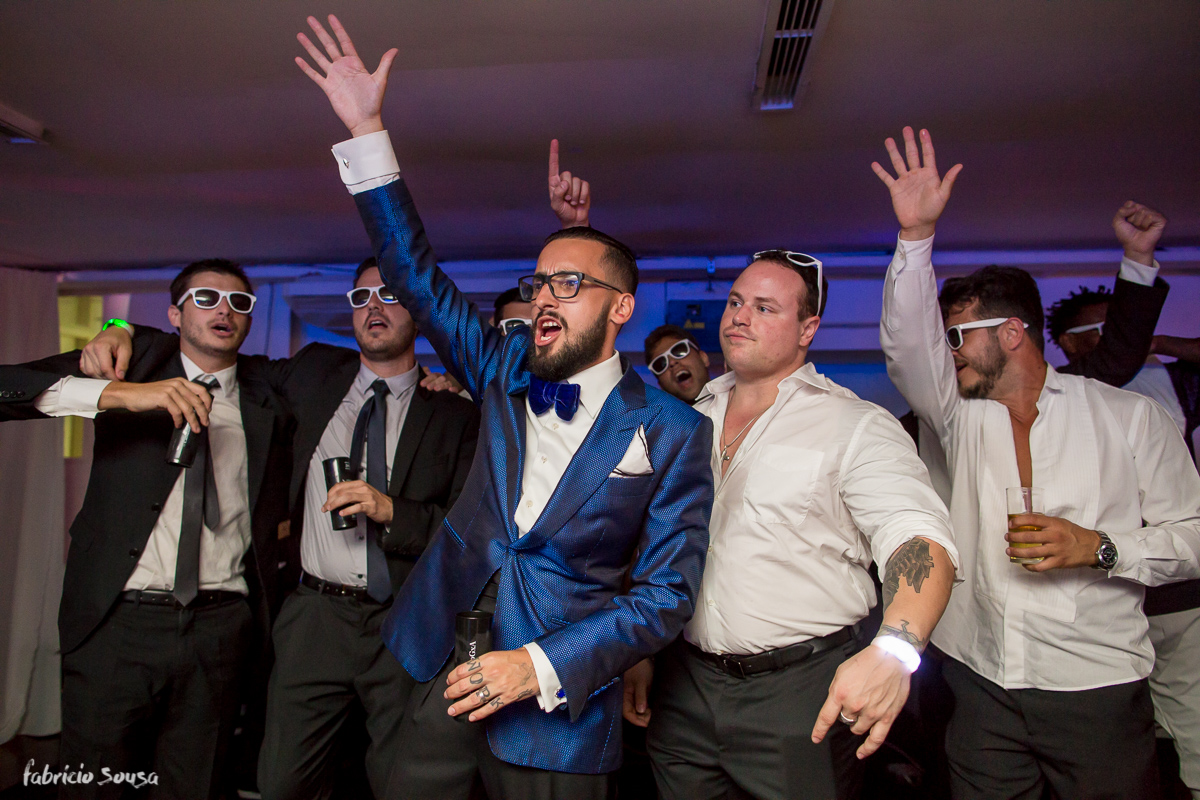 noivo Giulliano dançando e comemorando o casamento