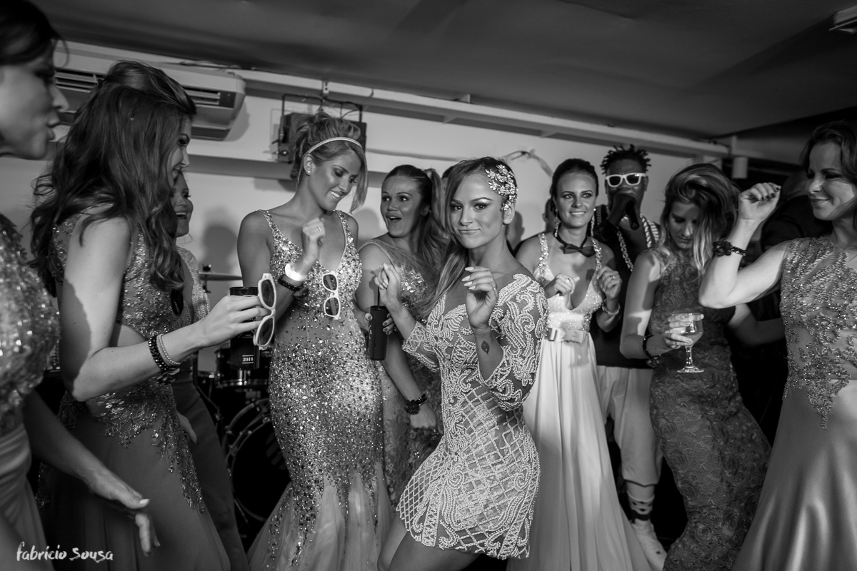 noiva dança com madrinhas no palco da festa de casamento