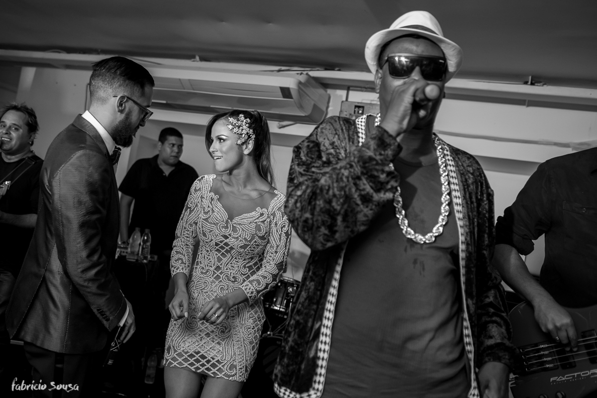 casal Alice e Giu dançando no palco com MC Sapão