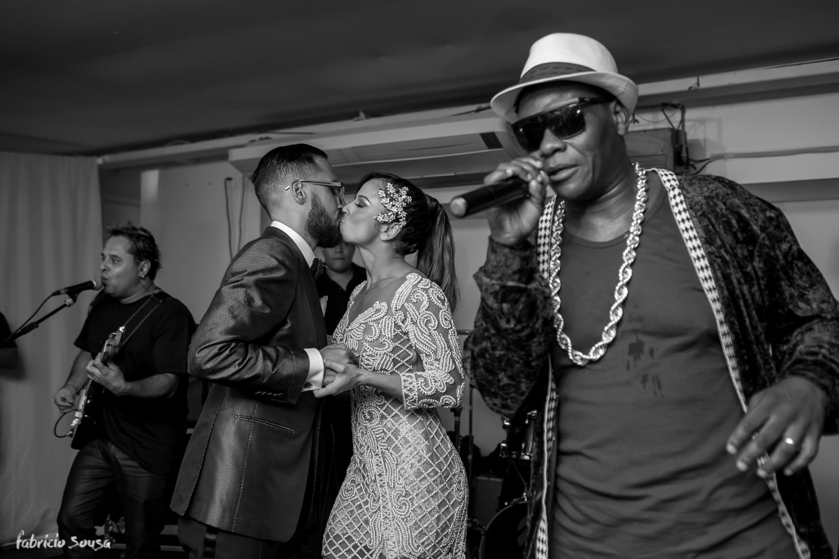 beijo apaixonado de Giulliano Puga e Alice Matos casal LaBellaMafia em sua festa de casamento com MC Sapão cantando