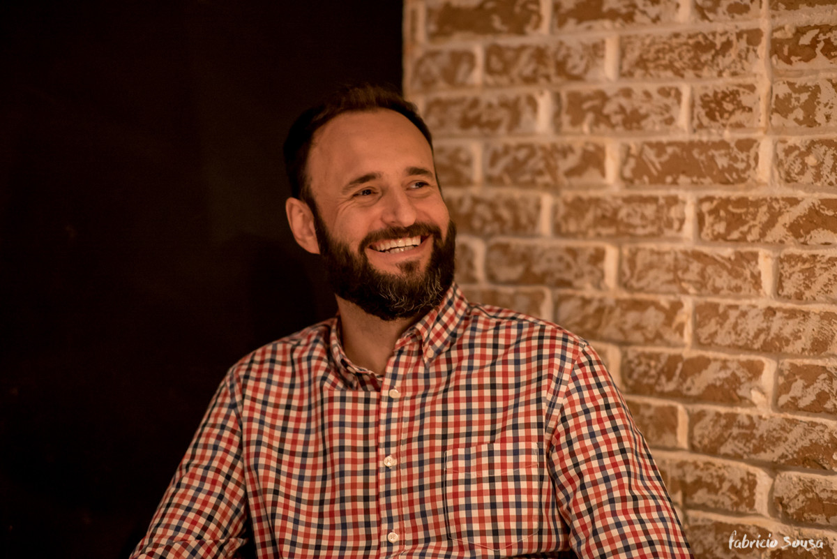 Luciano Groch em retrato empresarial no espaço Maria Paula