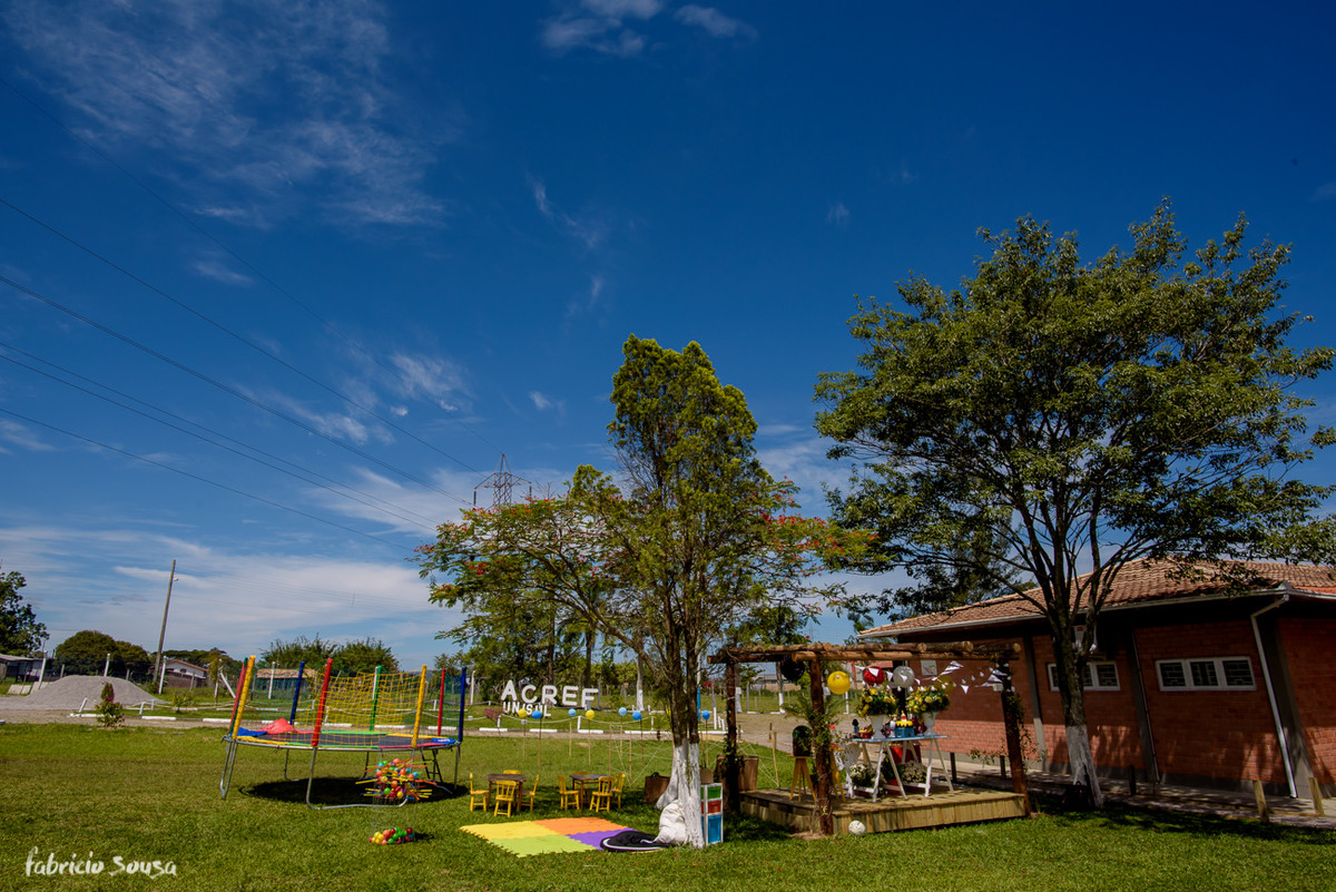 aniversário em ambiente externo - brincadeiras no gramado - ACREF Unisul