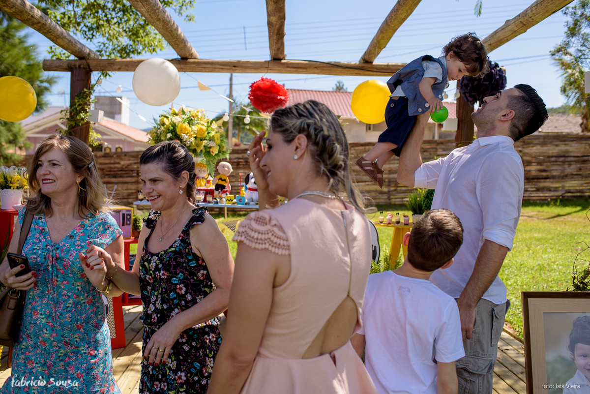 tio carrega aniversariante na festa de aniversário