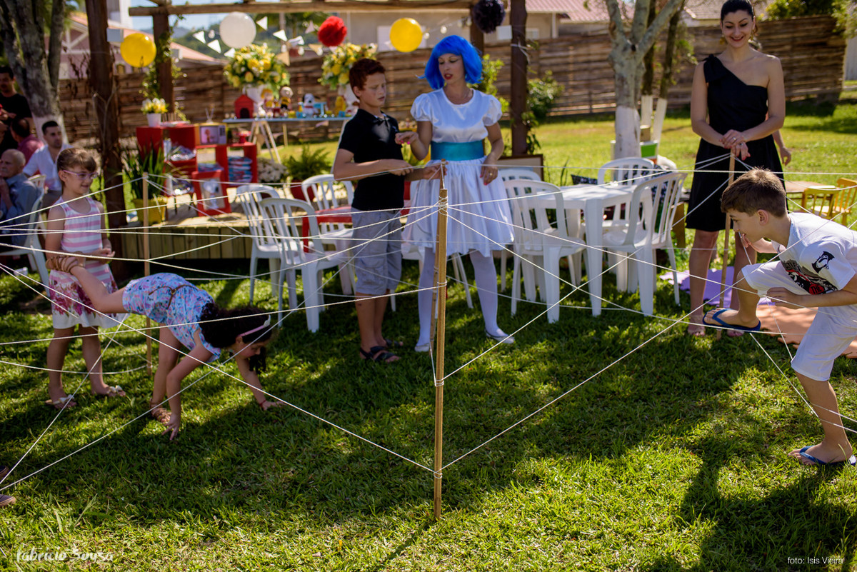 crianças brincam na festa infantil no gramado