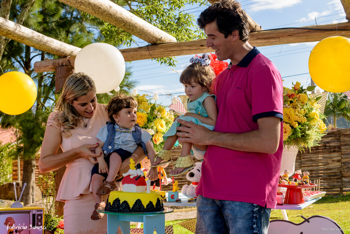 família em volta do bolo na hora dos parabéns