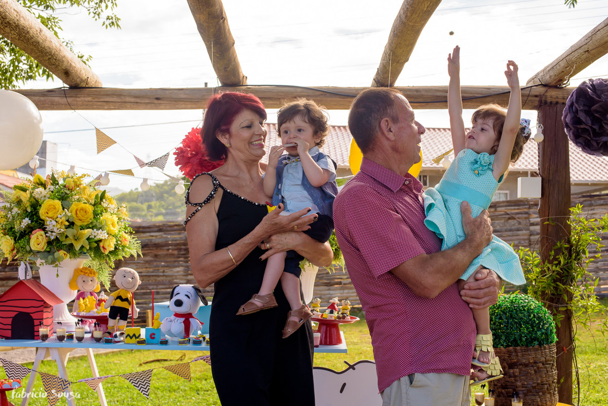 avós orgulhosos na festa infantil posam pra retrato