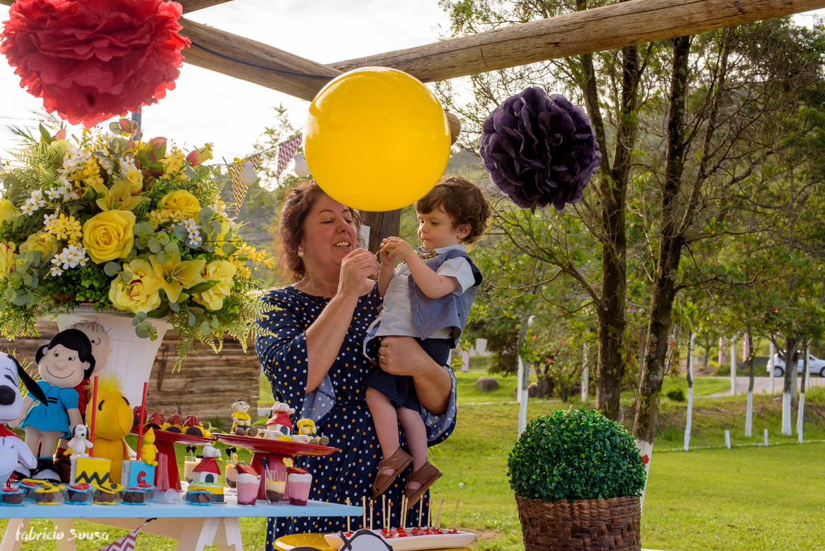titia carrega aniversariante Caetano na sua festa