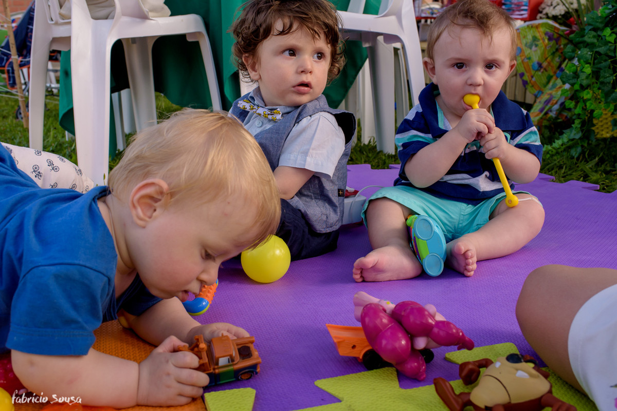 Caetano brinca com amiguinhos no tapete - vários brinquedos