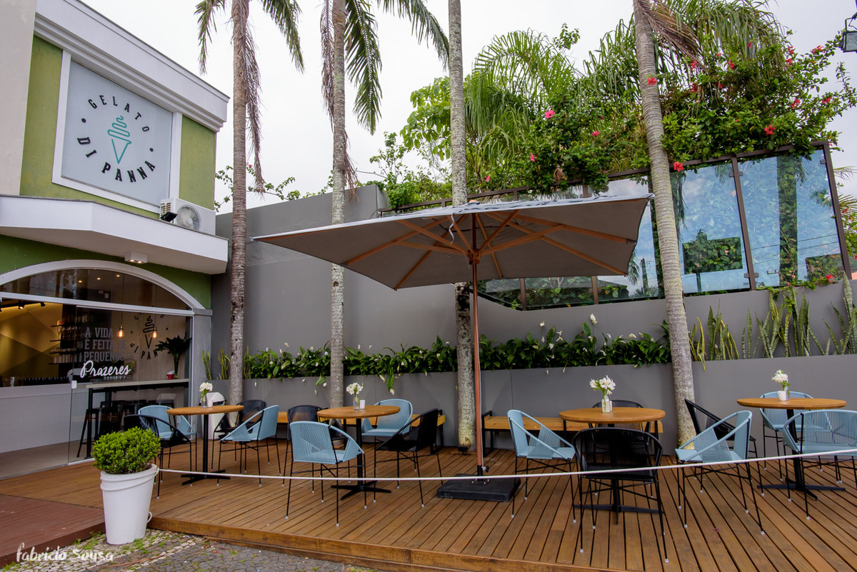 sorveteria Gelato Di Panna - ambiente externo no centrinho da Lagoa - Floripa com projeto arquitetônico da Blasi Bahia Arquitetos Associados