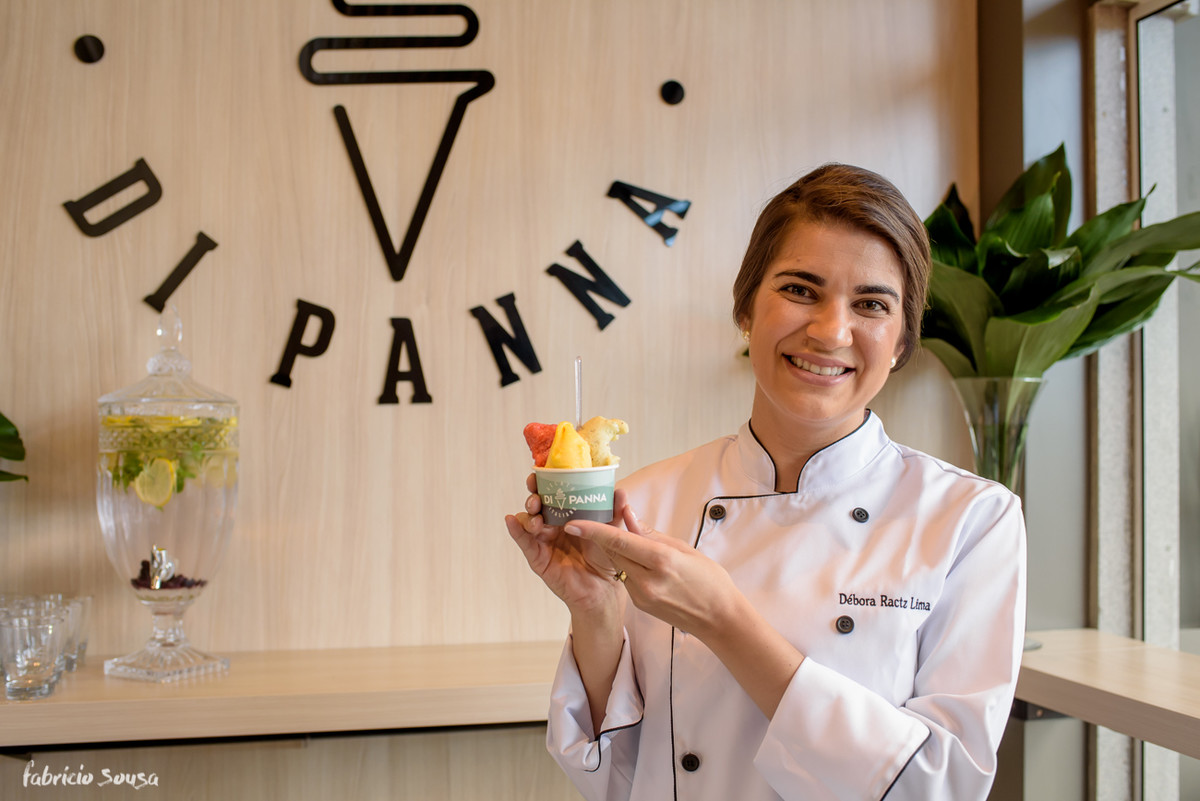retrato da empreendedora Debora Ractz Lima segurando um gelato italiano da sua sorveteria Gelato Di Panna