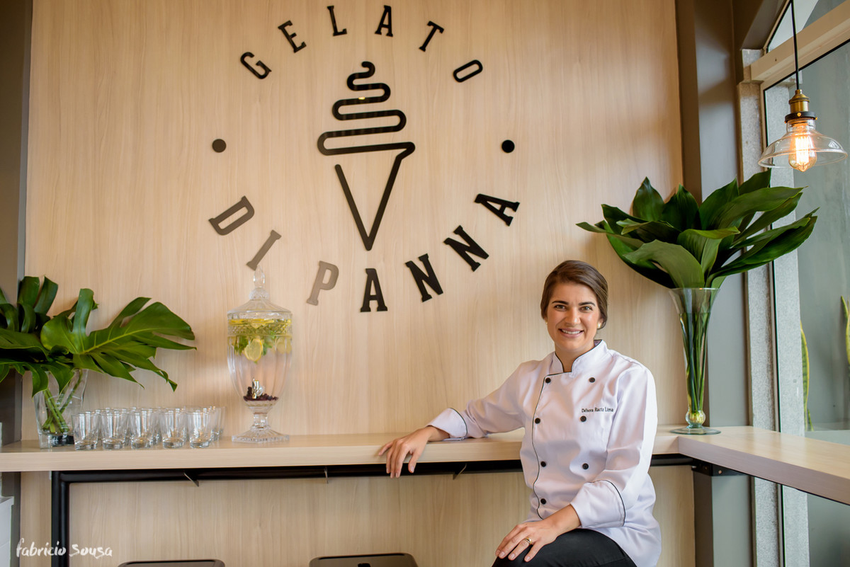 retrato da arquiteta empresária Debora Ractz Lima com logo de Luiz Pegoraro de fundo