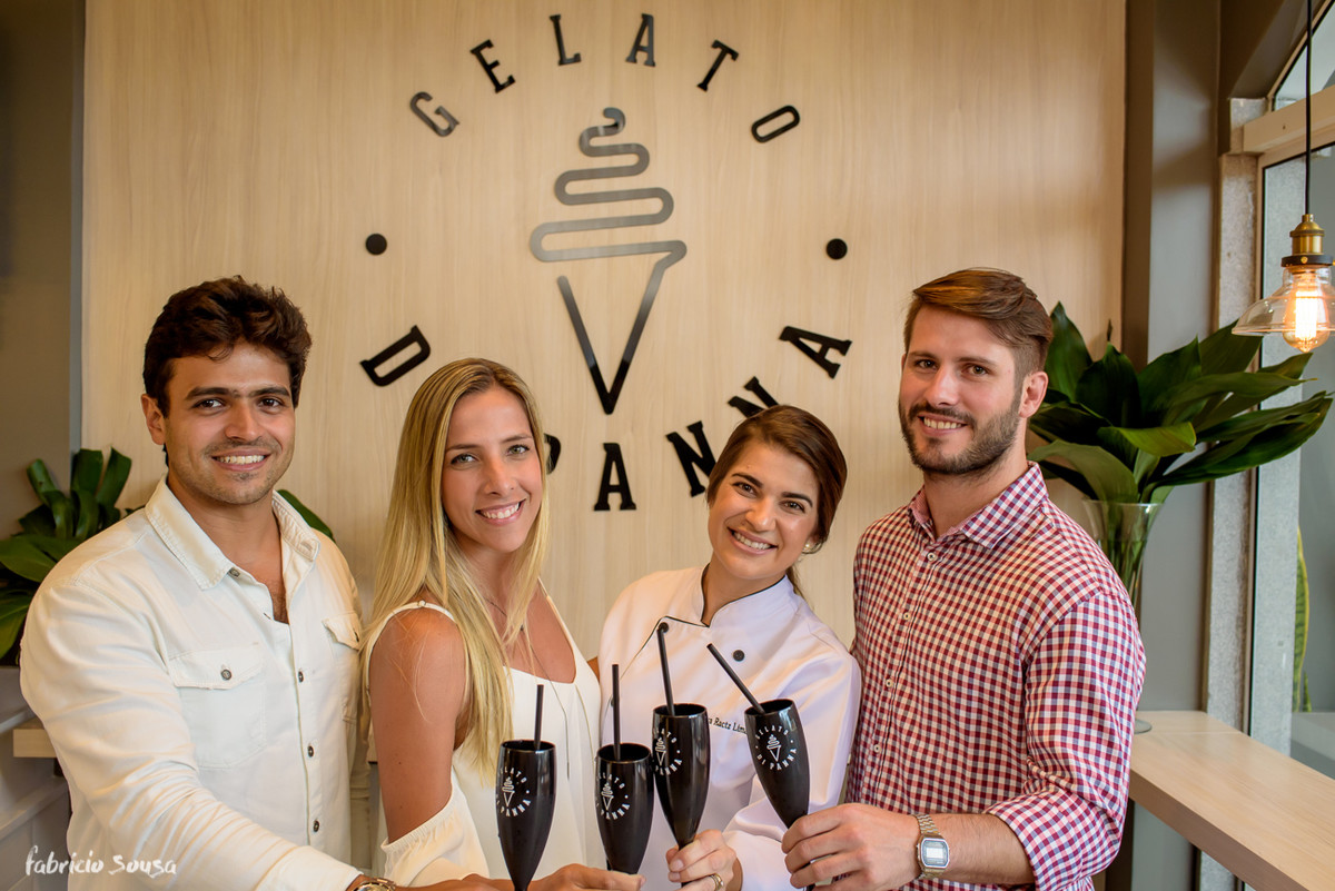 um brinde com os arquitetos Bernardo Bahia e Marina Blasi, a dona da nova gelateria da Lagoa da Conceição Debora Ractz Lima e o designer que fez a marca Luiz Pegoraro